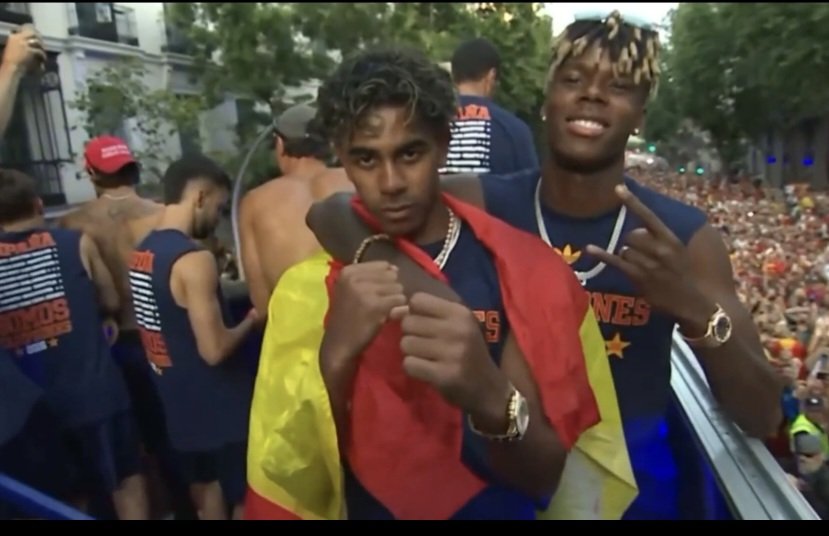 LaPotlla's tweet photo. És lògic que aquest noi no tingui ni puta idea de la història del país ni de quina funció els tenen reservada els nazis castellans a la Catalunya ocupada en aquest nou intent d’utilitzar la immigració africana i sud-americana contra la catalanitat. Però, si tant s’estima els seus bros de Rocafonda, els faria un gran servei evitant que els converteixin en carn de canó de la Solució Final de la qüestió catalana. I, si no, que pregunti als avis andalusos de Mataró que van votar l’1 d’Octubre.