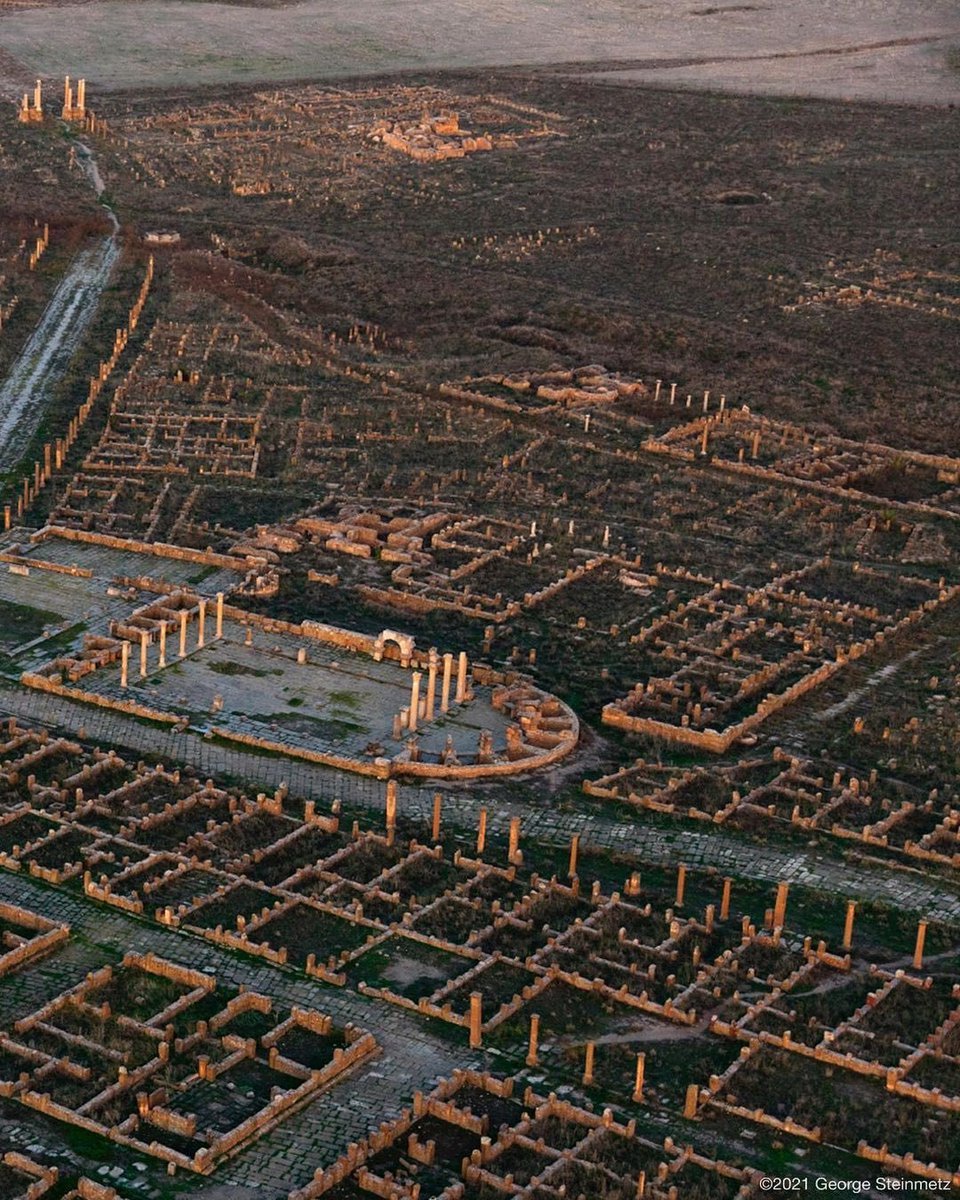 Civixplorer's tweet photo. Ruins of the ancient Roman city of Timgad, situated in modern-day Algeria 🇩🇿 https://t.co/TPXBbYOao4