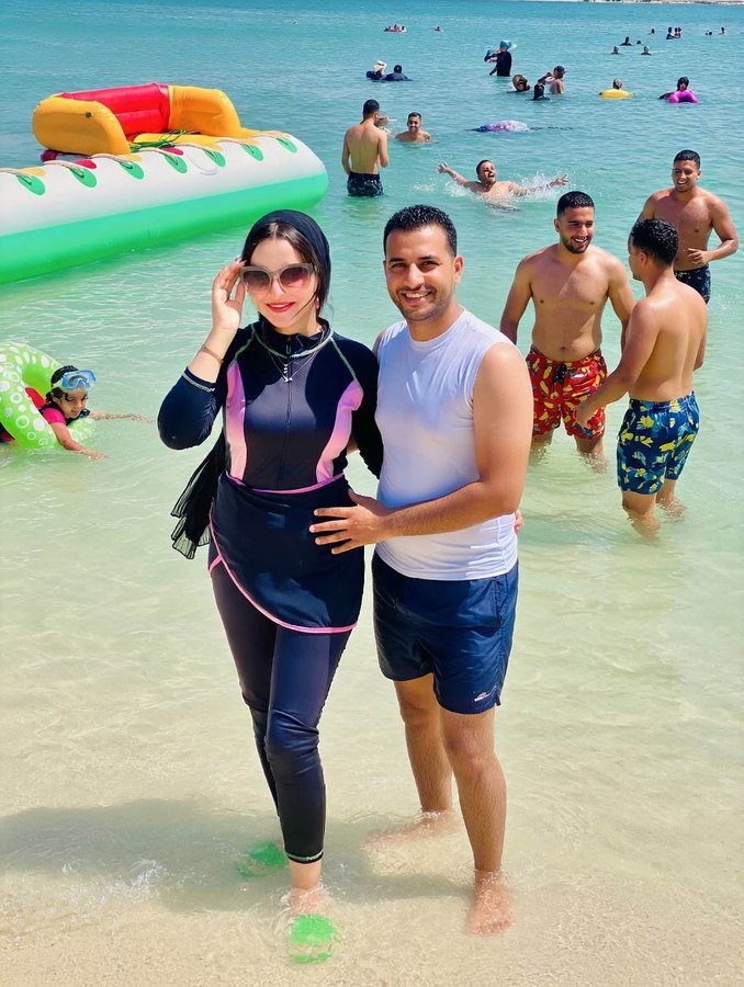 glad5l's tweet photo. بتبقي طالع و��اكره مصيف بس اللي بيحصل انك بتتصفي الرحله اللي بترجع منها مش هو نفس الشخص اللي كان رايح المكان اللي تبدأ تخضع في لطالبتها من اول ماتقولك سيبني اغير لفه الطرحه او اقلعها محدش يعرفنا هنا بعدها تطلب تنزل معاك تسهر بقميص قصير وحجتها محدش يعرفنا بتروح مراتك بترجع جوزها https://t.co/LROuB8jKOY