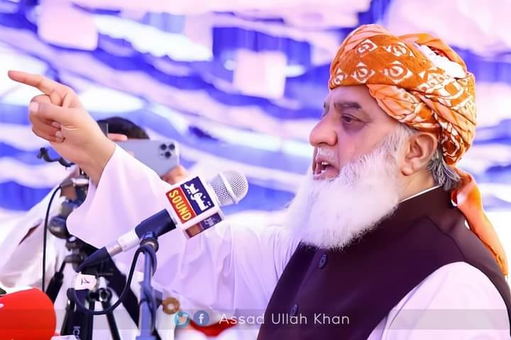 MSamiUllah_786's tweet photo. مولانا فضل الرحمن جیسے لیڈر ہی
 پاکستان کو حقیقی جمہوریت دے سکتے ہیں۔ 
معدنیات کی لوٹ، 
ڈالر کی جنگ
 اور عوام کی دھلائی کے خلاف ان کی آواز ہمیشہ بلند رہی۔
 آپ کی جدوجہد قابلِ تحسین ہے سر
#مولانا_کے_سنگ 
#سرحد_یا_سیاست
 #ہائبرڈ_راج_نامنظور 
#معدنیات_کی_لوٹ
 #ڈالر_کی_جنگ https://t.co/rA1JDXvUWG