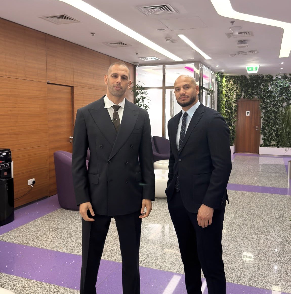 Squadra213's tweet photo. Adlene Guedioura en compagnie de Islam Slimani. 📸🤵‍♂️ https://t.co/U19zxElIFQ