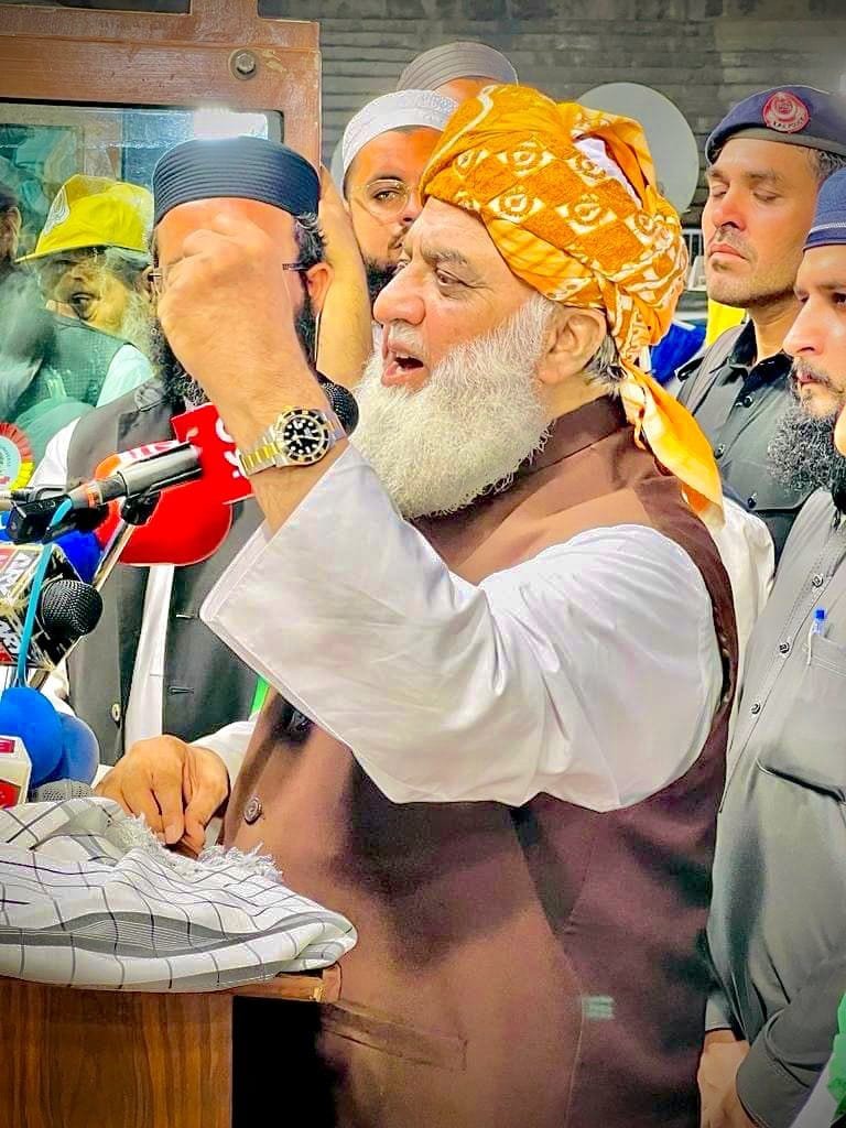 MSamiUllah_786's tweet photo. ایک مضبوط ریاست وہی ہوتی ہے
 جہاں مولانا فضل الرحمن جیسے لیڈرز کی آواز سنی جائے۔
 آپ نے والد گرامی کی میراث کو آگے بڑھاتے ہوئے decades کی جدوجہد، 
گرفتاریاں اور قوم کی فلاح کے لیے قربانیاں دیں۔ 
#مولانا_کے_سنگ
 #سرحد_یا_سیاست 
#ہائبرڈ_راج_نامنظور
 #معدنیات_کی_لوٹ
 #ڈالر_کی_جنگ https://t.co/I6Vl7zynJp