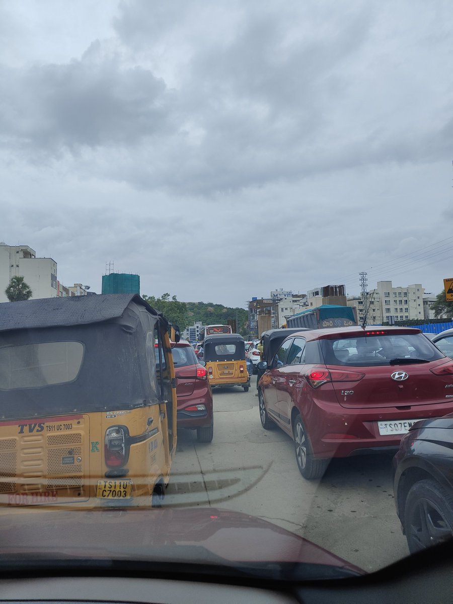 lazyankitsingh's tweet photo. @cyberabadpolice @CyberabadR 

Khajaguda junction - Can you please help it's becoming a very heavy traffic zone and daily commute is killing https://t.co/xZGvIEP4Uo