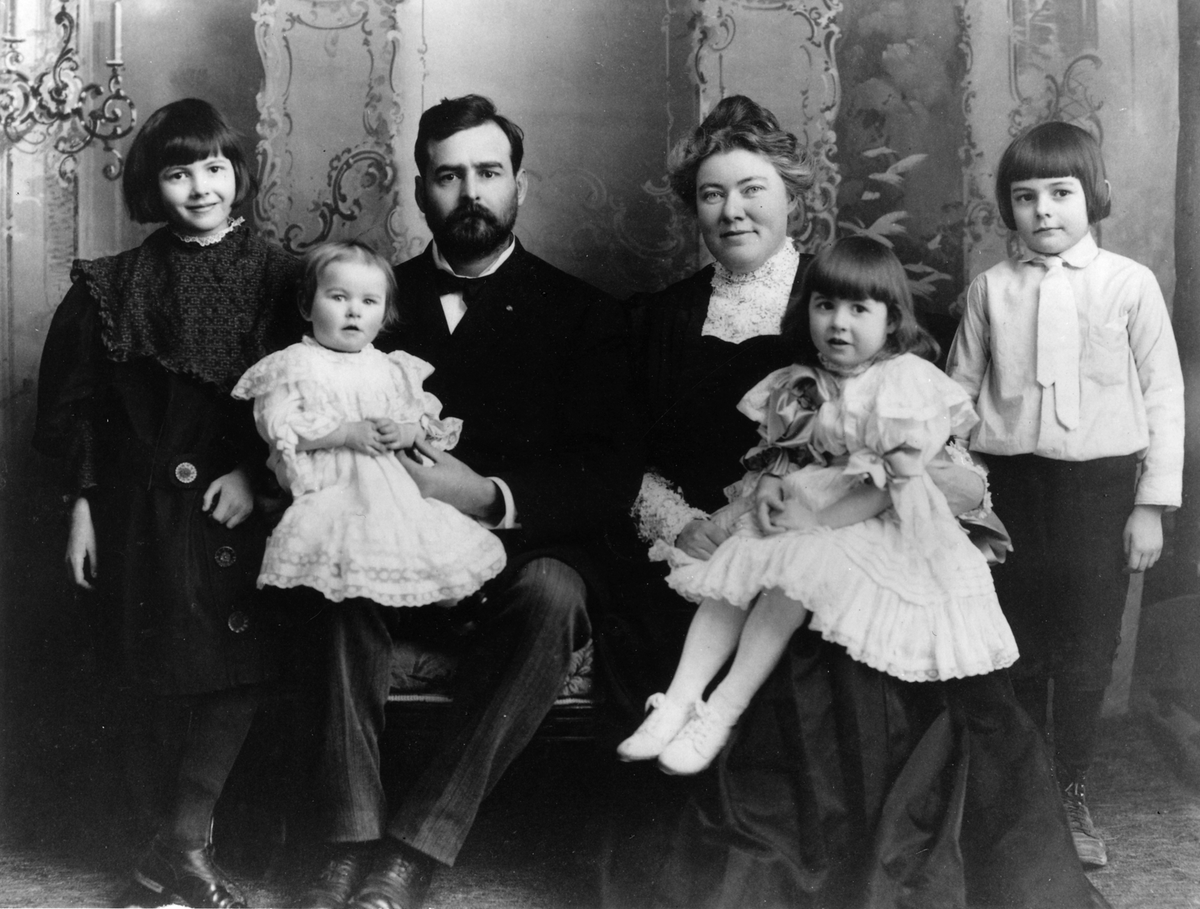 literlandweb1's tweet photo. Nació el 21 de julio de 1899 en Oak Park, un suburbio de Chicago, hace hoy 127 años. Alcanzó pronto la celebridad, revolucionó la forma de escribir relatos cortos y novelas con sus diálogos y su estilo directo y sobrio. Fue premio Nobel de literatura e hizo de su propia vida una aventura. Era propenso a los instintos autodestructivos y la depresión. Compartió su vida con cuatro mujeres y decenas de gatos, a los que adoraba. El mundo lo conoció como Ernest Hemingway. 
En esta imagen familiar, con sus padres y hermanos, Hemingway es el niño que posa de pie a la derecha de la imagen.
