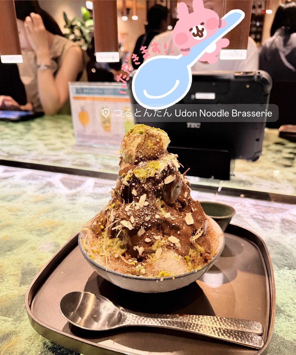 _sakupote's tweet photo. 遅ればせながら話題のドバイチョコかき氷食べて来ました😽実物のフォルム細長すぎてじわじわきたｗｗｗ味は普通に美味しいめっちゃチョコ🍫 https://t.co/jYVlM12lVE