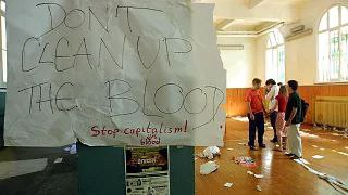 outsidersesp's tweet photo. El 21 de julio de 2001 se producía, de madrugada, el brutal asalto policial a la escuela Diaz de Genova, convertido en albergue para activistas y periodistas asistentes a la contra cumbre del G8.

A plena noche y cuando las 93 personas que se encontraban en esos momentos en el edificio dormían, un comando formado por 350 agentes entró a golpes y lacrimógenos en la escuela, destrozando las instalaciones y pegando brutales palizas a los activistas completamente indefensos.

63 personas resultaron heridas, una de las cuales estuvo semanas en coma.
