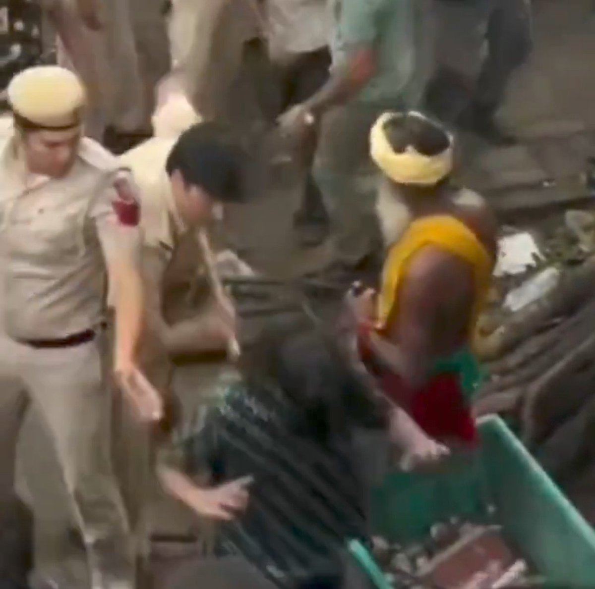 SurajKrBauddh's tweet photo. पुलिस का यह गुंडा छात्रा के प्राइवेट पार्ट में लाठी घुसेड़ रहा है। कल प्रोटेस्ट के दौरान आई यह वीडियो मन विचलित कर देने वाली है। महिला आयोग मर गया है क्या?

नरेंद्र मोदी जी, क्या यही है आपका 'बेटी बचाओ बेटी पढ़ाओ' मुहीम? यह Sexual Assault है। शर्म करो सरकार। https://t.co/zOkk4pkIFo