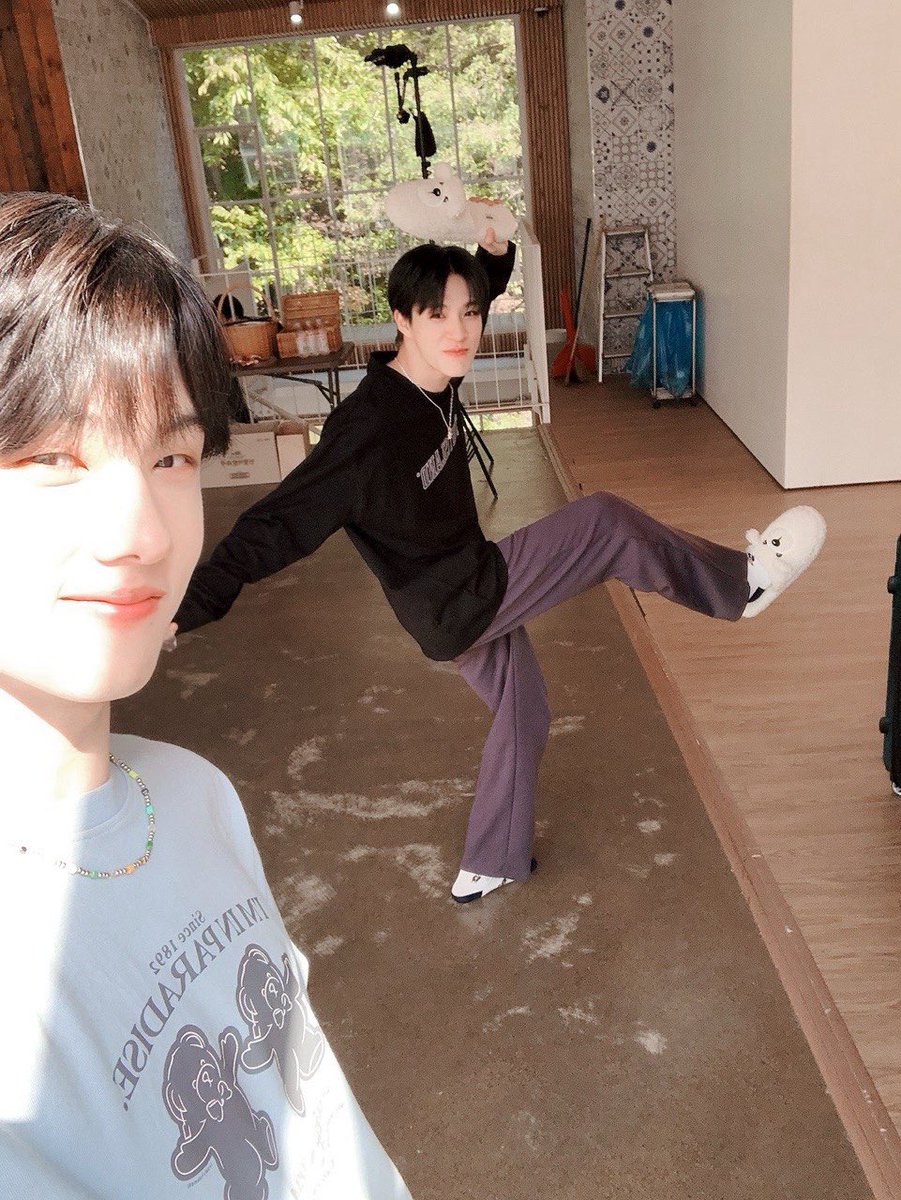 pasteldeJS25's tweet photo. 지성이가 위버스에 4년전 우리 라고 올려줌ㅋㅋㅋㅋㅠ https://t.co/qqhntLoDNB