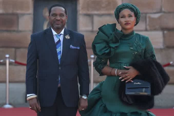 UncleTeddyChef's tweet photo. F1 umama wasekhaya
F2 ladies and gentlemen i present to you my wife.
F3 Umfazi wephepha
F4 Phakade  lami
#KWAMALUME #bayede https://t.co/ZIIlzYxkCE