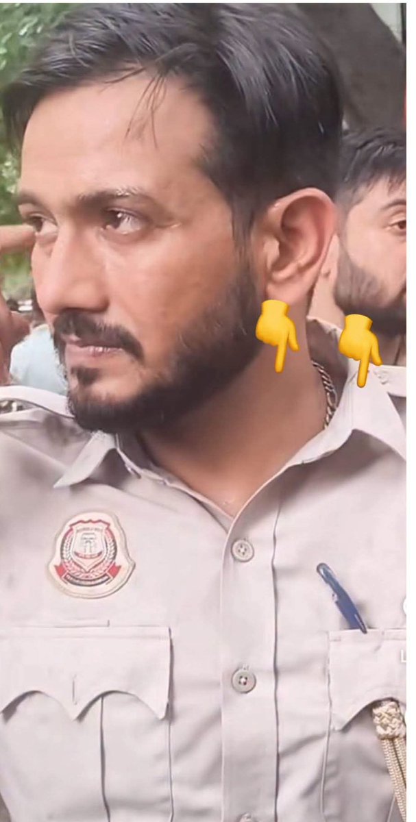 menirbhay93's tweet photo. कल जंतर मंतर पर नौजवानों को रोकने के लिए दिल्ली पुलिस ने इन जैसे हजारों लोगों को बुलाया था।

 ये कानो में बाली पहने और गले में 50 रुपये की फुटफाथ माला पहने थे।

युवाओ पर लाठी चार्ज कर रहे थे ताकि युवाओ आवाज दबाई जा सके।

ये किस प्रकार से पुलिस लग रहे हैं बहुत दुख के साथ कहना पड़ रहा है कि ये देश हमारा है और हमारे ही लोग अपने देश का भविष्य मारना चाहते हैं ।