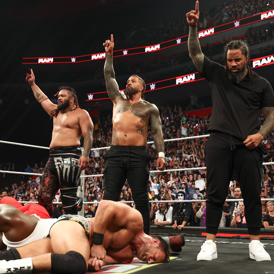 WWEDeutschland's tweet photo. Die Bloodline ist bereit für #SummerSlam! #WWERaw https://t.co/E9KAGoibNz