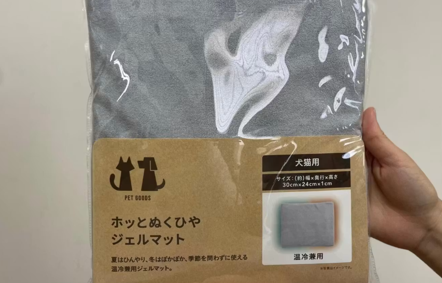 wanqol's tweet photo. 暑い日は、少しでも冷たい場所を探して床にぺたん。

そんな愛犬の暑さ対策に、ひんやりジェルマットを取り入れてみました。

ベッド、床、ハウス。小型犬がいちばん気に入ったスポットは？🐶 https://t.co/FozydPoZK8