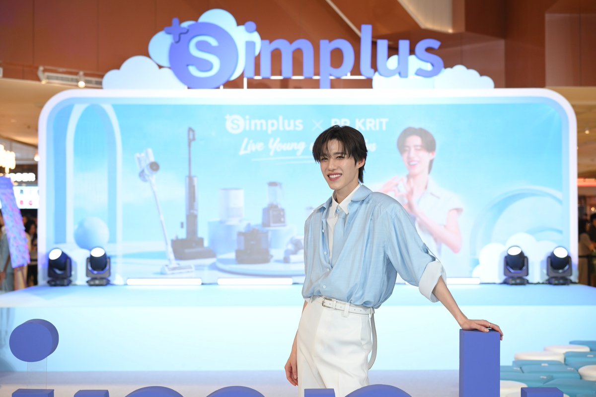 woopmag's tweet photo. Simplus ฉลองครบรอบ 5 ปี ร่วมกับ PP Krit
พร้อมเปิดตัวคอลเลกชันสุดน่ารัก “Simplus x Monchhichi”
#SimplusxPPKrit #ppkritt
Simplus แบรนด์เครื่องใช้ไฟฟ้าขนาดเล็กสำหรับคนรุ่นใหม่ทั่วโลก ฉลองครบรอบ 5 ปีอย่างเป็นทางการผ่านอีเวนต์พิเศษ “Live Young With Simplus” ที่รวบรวมผู้บริโภค แฟนคลับ สื่อมวลชน และแบรนด์แอมบาสเดอร์อย่าง PP Krit มาร่วมเฉลิมฉลองอีกหนึ่งก้าวสำคัญของแบรนด์ไปพร้อมกัน พร้อมเปิดตัว collaboration collection ใหม่ “Simplus x Monchhichi” ภายใต้สโลแกน “Add some cute, Feel the plus” เพื่อเติมความน่ารักให้กับทุกโมเมนต์ในชีวิตประจำวัน
ตลอด 5 ปีที่ผ่านมา Simplus เติบโตขึ้นจนกลายเป็นหนึ่งในแบรนด์เครื่องใช้ไฟฟ้าขนาดเล็กชั้นนำในกลุ่มผู้บริโภครุ่นใหม่ ด้วยการยึดมั่นในแนวคิด “Beautiful Life, Affordable Price” ภายใต้สโลแกน “Live Young, Live Beautiful” Simplus มองความเป็นคนรุ่นใหม่ไม่ใช่เรื่องของอายุ แต่คือทัศนคติในการใช้ชีวิตอย่างเปิดกว้าง กล้าลองสิ่งใหม่ และให้ความสำคัญกับช่วงเวลาเล็ก ๆ ในแต่ละวัน
ในโอกาสฉลองครบรอบ 5 ปี Simplus ยังได้เปิดตัวแคมเปญพิเศษเพื่อขอบคุณลูกค้าทั้งเก่าและใหม่ที่ร่วมเป็นส่วนหนึ่งของการเดินทางของแบรนด์มาโดยตลอด ภายใต้กิจกรรม “100 Young Stories with Simplus” โดยผู้บริโภคที่ซื้อสินค้าของ Simplus ภายในวันที่ 30 กรกฎาคม 2569 และแชร์โมเมนต์ “Live Young” ของตัวเองพร้อมสินค้าชิ้นโปรดจาก Simplus ผ่านโซเชียลมีเดีย จะมีโอกาสได้รับรางวัลสุดเอ็กซ์คลูซีฟ ไม่ว่าจะเป็นเซ็ตของขวัญ Simplus x Monchhichi, บัตรกำนัลมูลค่า 800 บาท, คูปองส่วนลด 50% และคะแนนสมาชิก
ผู้เข้าร่วมกิจกรรมที่มีคุณสมบัติตรงตามเงื่อนไขทุกคนจะได้รับรางวัลการันตี 100% เพื่อร่วมเฉลิมฉลองและขอบคุณคอมมูนิตี้ที่เติบโตเคียงข้าง Simplus ตลอดระยะเวลา 5 ปีที่ผ่านมา
อีกหนึ่งไฮไลต์สำคัญของงานคือการปรากฏตัวของ PP Krit แบรนด์แอมบาสเดอร์ของ Simplus ที่มาร่วมพบปะแฟน ๆ บนเวที เข้าร่วมกิจกรรมในรูปแบบอินเตอร์แอ็กทีฟ และสร้างโมเมนต์สุดประทับใจร่วมกับผู้เข้าร่วมงาน การมาร่วมงานครั้งนี้ช่วยเพิ่มสีสันและความตื่นเต้นให้กับงานเฉลิมฉลองครบรอบ 5 ปีของแบรนด์ได้เป็นอย่างดี พร้อมสะท้อนถึงความเชื่อมโยงอันใกล้ชิดระหว่าง Simplus กับคนรุ่นใหม่ในประเทศไทย
ภายในงาน Simplus ถ่ายทอดภาพของแบรนด์ในฐานะเพื่อนคู่ไลฟ์สไตล์ของคนรุ่นใหม่ ผ่านโซนกิจกรรมที่เชื่อมโยงสินค้าเข้ากับชีวิตประจำวัน ผู้เข้าร่วมงานได้ทดลองใช้งานสินค้าจริง ร่วมสนุกกับ interactive game & activity รับของสมนาคุณ และสัมผัส lifestyle experience zone ที่แสดงให้เห็นว่าสินค้า Simplus สามารถเข้ากับชีวิตในแต่ละวันได้อย่างเหมาะสม ตั้งแต่ผลิตภัณฑ์ดูแลบ้านไปจนถึงเครื่องใช้ไฟฟ้าในครัว ผู้เข้าร่วมงานต่างได้สัมผัสกับสินค้าหลากหลายประเภทของแบรนด์อย่างใกล้ชิดด้วยตัวเอง
นอกเหนือจากนวัตกรรมและดีไซน์ของผลิตภัณฑ์แล้ว Simplus ยังมุ่งมั่นในการมอบบริการหลังการขายที่เชื่อถือได้ โดยสินค้าทุกชิ้นของ Simplus มาพร้อมการรับประกันอย่างน้อย 1 ปี และบางผลิตภัณฑ์ยังได้รับการรับประกันที่ยาวนานยิ่งขึ้น ตอกย้ำถึงความตั้งใจของแบรนด์ในการส่งมอบคุณภาพ ความมั่นใจให้กับผู้บริโภค และความคุ้มค่าในระยะยาว
ในโอกาสครบรอบ 5 ปีครั้งนี้ Simplus ต่อยอดแนวคิดดังกล่าวผ่านการเปิดตัว “Simplus x Monchhichi” คอลเลกชันใหม่ที่นำความน่ารัก อบอุ่น และ playful ของ Monchhichi มาผสมผสานเข้ากับสินค้าของ Simplus เพื่อให้เครื่องใช้ไฟฟ้าขนาดเล็กกลายเป็นไอเท็มที่ทั้งใช้งานได้จริง น่าใช้ และน่าสะสมในเวลาเดียวกัน คอลเลกชัน Simplus x Monchhichi วางจำหน่ายแล้วผ่านช่องทางออนไลน์อย่างเป็นทางการของ Simplus บน Shopee, Lazada, TikTok Shop และ Simplus Membership Mall รวมถึงวางจำหน่ายผ่านร้านค้าพันธมิตรออฟไลน์ที่ร่วมรายการ เช่น Big C, Makro และ Lotus’s ทั่วประเทศ
ภายใต้สโลแกน “Add some cute, Feel the plus” คอลเลกชันนี้สะท้อนแนวคิด practical + adorable ผ่านสินค้าหลากหลายประเภท ไม่ว่าจะเป็น เครื่องฟอกอากาศ เครื่องพ่นไอน้ำ เครื่องปั่นผลไม้ ที่หนีบผม และไดร์เป่าผม โดยออกแบบให้เข้ากับไลฟ์สไตล์ของคนรุ่นใหม่ ตั้งแต่โมเมนต์ในบ้านไปจนถึงช่วงเวลาก่อนออกไปใช้ชีวิตนอกบ้าน
เพื่อร่วมเฉลิมฉลองการคอลแลบครั้งพิเศษนี้ ภายในงานยังมี Monchhichi Experience ที่ช่วยเติมบรรยากาศให้สดใสและ playful มากขึ้น ผ่านการปรากฏตัวของ mascot, มุมถ่ายภาพสุดคิวท์ และกิจกรรมที่เปิดโอกาสให้ผู้เข้าร่วมงานได้สัมผัสความน่ารักของคอลเลกชันใหม่ในพื้นที่จริง ตอกย้ำภาพของ Simplus x Monchhichi ในฐานะคอลเลกชันที่ออกแบบมาเพื่อเพิ่มสีสันให้กับ everyday lifestyle ของคนรุ่นใหม่
งาน “Live Young With Simplus” จัดขึ้นเมื่อวันที่ 18 กรกฎาคม 2569 ณ Central Park โดยเปิดให้เข้าร่วมฟรี งานครั้งนี้ไม่เพียงเป็นการเฉลิมฉลองความสำเร็จของ Simplus ที่เติบโตเคียงข้างคนรุ่นใหม่ตลอด 5 ปีที่ผ่านมา แต่ยังเป็นจุดเริ่มต้นของบทใหม่ของแบรนด์อีกด้วย
ทั้งนี้การก้าวสู่ปีที่ 5 Simplus ยังคงเดินหน้าสู่ก้าวต่อไป มุ่งมั่นในการส่งมอบผลิตภัณฑ์นวัตกรรม ดีไซน์ที่ใส่ใจในรายละเอียด และประสบการณ์ใหม่ ๆ ที่สอดคล้องกับไลฟ์สไตล์ของผู้บริโภคยุคปัจจุบัน ผ่านแนวคิด “Live Young, Live Beautiful” Simplus จะยังคงสร้างแรงบันดาลใจให้ผู้บริโภคได้สนุกกับการใช้ชีวิตในแบบที่เป็นตัวเองต่อไป
เพราะสำหรับ Simplus ความพิเศษในชีวิตประจำวัน อาจเริ่มต้นได้จากการ “Live Young” และ “Add some cute” เข้าไปในทุกโมเมนต์ของคุณ
สามารถดูรายละเอียดเพิ่มเติมได้ที่
Facebook: SimplusTH
Instagram: simplusappliance