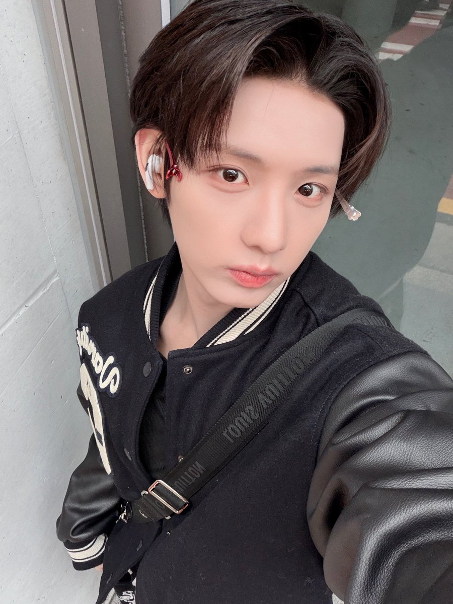 uput23's tweet photo. 와 진짜 미쳤다... 너무 잘생겼어 ㅠㅠ https://t.co/GMNZsOnsZH