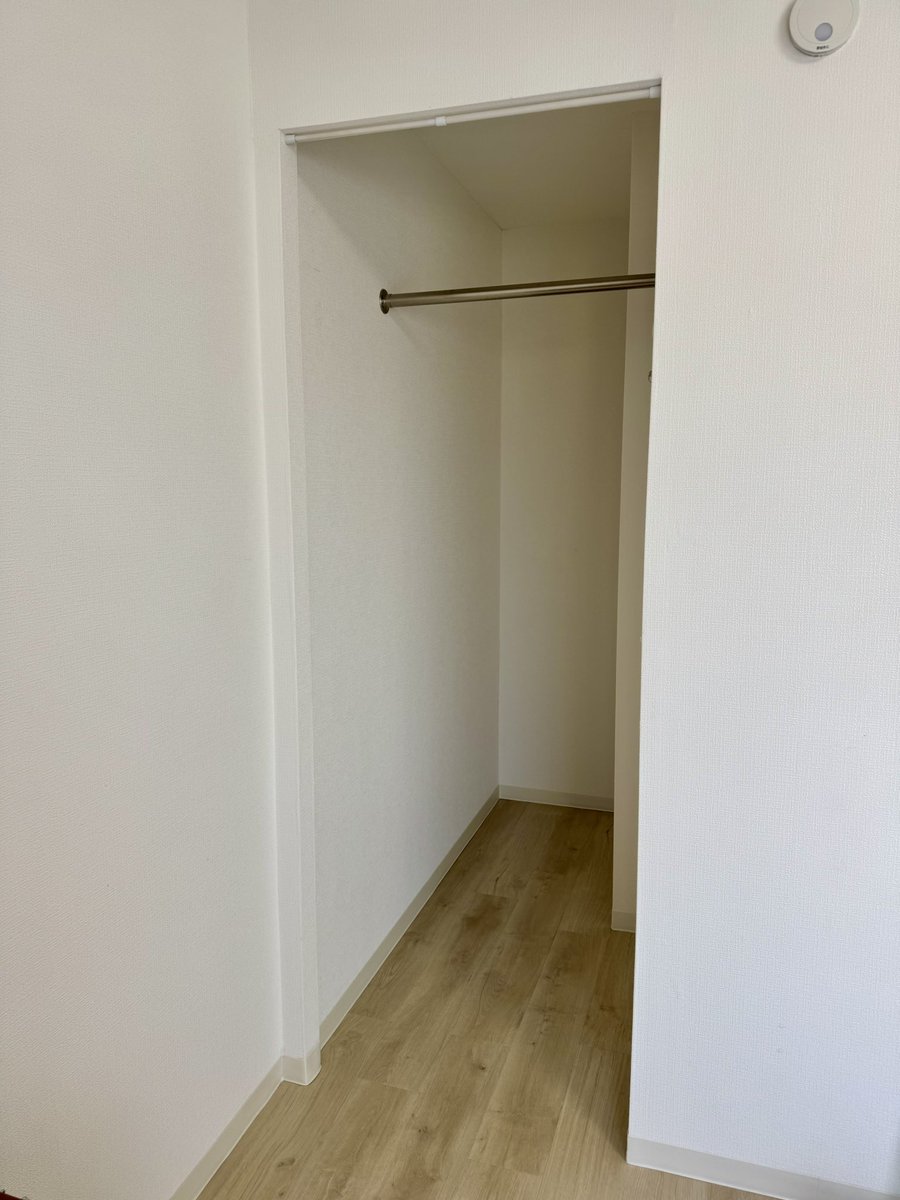 sendai_rin's tweet photo. 私の新たな仕事部屋として、自宅から徒歩4分のところにワンルームマンションを借りて、早1か月。エアコンの時期になったので、少しでも冷房効率を上げたいと思い、余っていた布で即席カーテンを作りました。好みの色でもなければ、好みの柄でもないのですが笑。殺風景な部屋が明るくなったのも良い！ https://t.co/x8bLuWVeJe