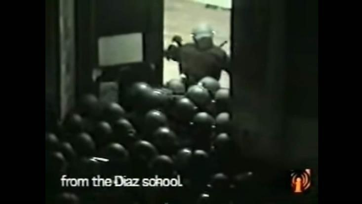 outsidersesp's tweet photo. El 21 de julio de 2001 se producía, de madrugada, el brutal asalto policial a la escuela Diaz de Genova, convertido en albergue para activistas y periodistas asistentes a la contra cumbre del G8.

A plena noche y cuando las 93 personas que se encontraban en esos momentos en el edificio dormían, un comando formado por 350 agentes entró a golpes y lacrimógenos en la escuela, destrozando las instalaciones y pegando brutales palizas a los activistas completamente indefensos.

63 personas resultaron heridas, una de las cuales estuvo semanas en coma.