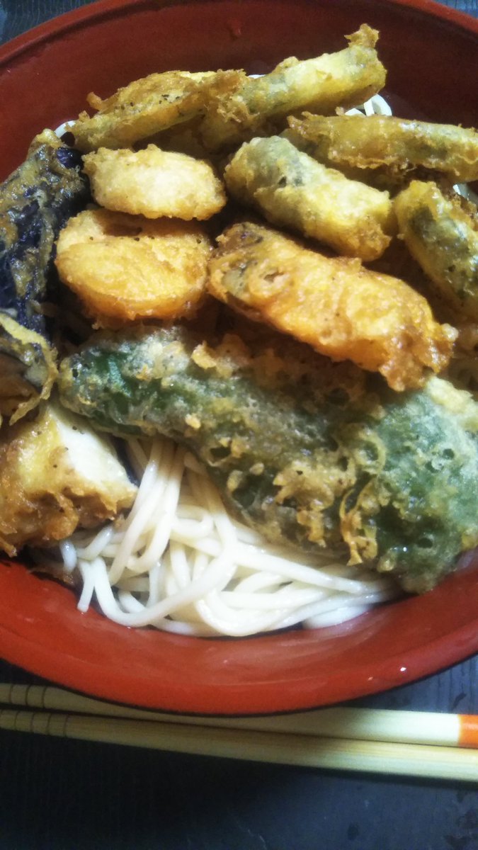 mocottoy's tweet photo. 今日の晩ごはんは、お野菜天ぷら素麺です😋✨
#おうちごはん　#お腹ペコリン部　#自炊記録　#自炊 https://t.co/Ou4nRY42Hj
