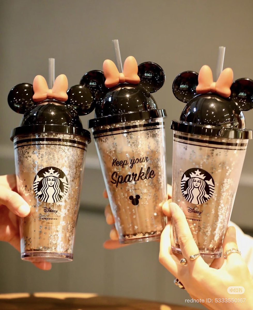 noa_log_'s tweet photo. スタバのディズニーコラボタンブラー可愛すぎる🐭🏰 https://t.co/uFaJZMEiLM