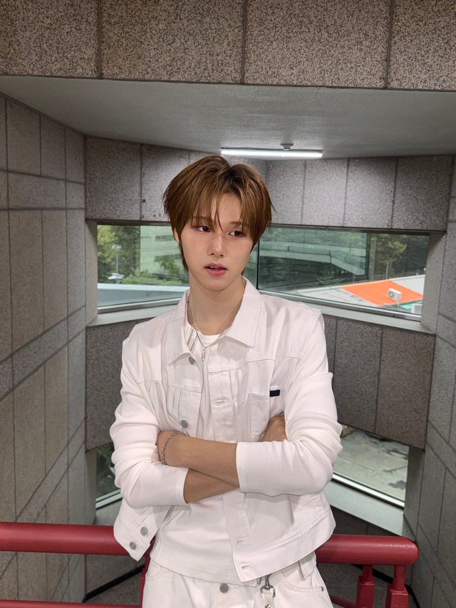idntt_cosmo's tweet photo. 🤍

#idntt #아이덴티티
#unevermet #이환희 #leehwanhee https://t.co/iDOacx5Z7N