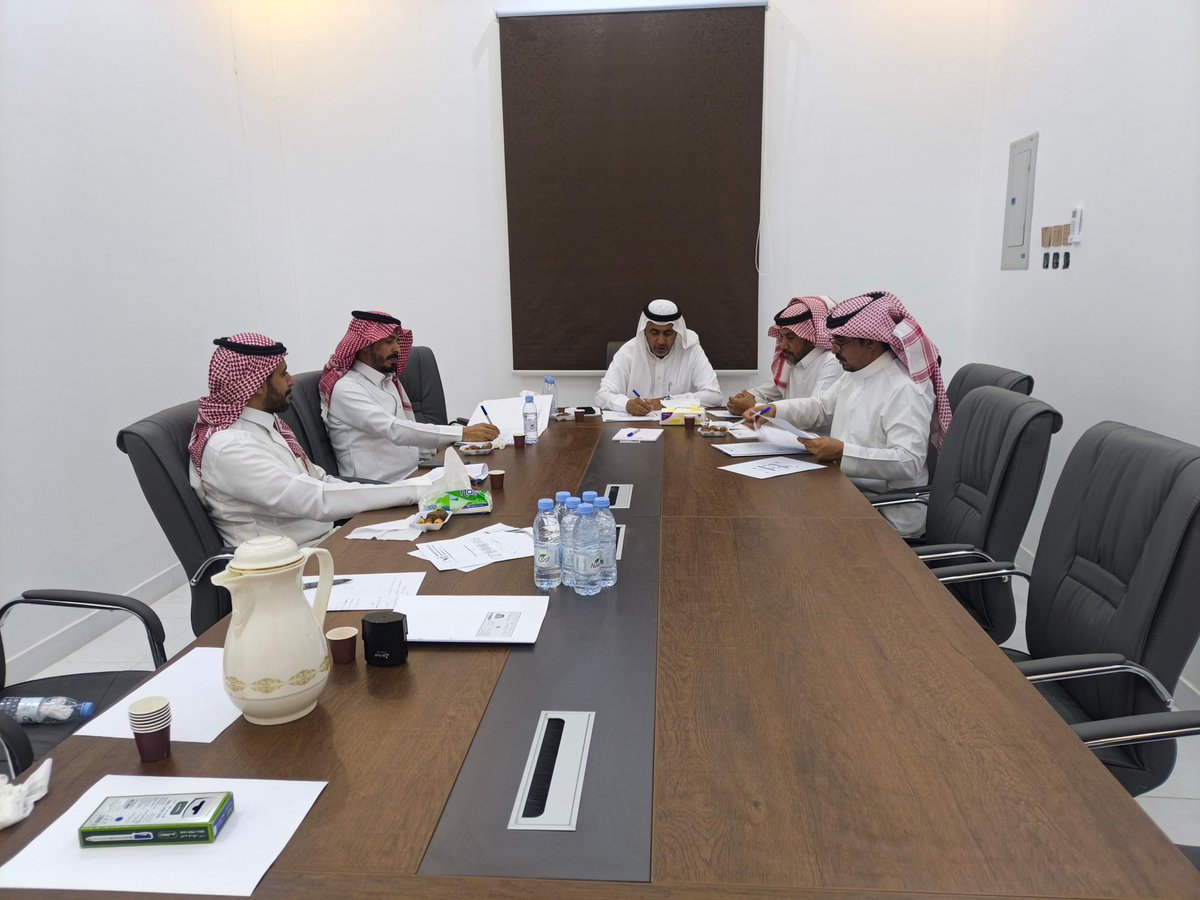 Badir1446's tweet photo. عقد مجلس إدارة #جمعية_بادر_للخدمات_الإنسانية يوم الاثنين الموافق ٦ / ٢ / ١٤٤٨ هـ اجتماع مجلس الإدارة الشهري بحضور رئيس وأعضاء المجلس، حيث تم خلاله مناقشة عدد من الموضوعات المتعلقة بسير العمل في الجمعية، واعتماد القرارات والتوصيات اللازمة بما يعزز أداء الجمعية ويحقق أهدافها. https://t.co/cZjRevHCKw