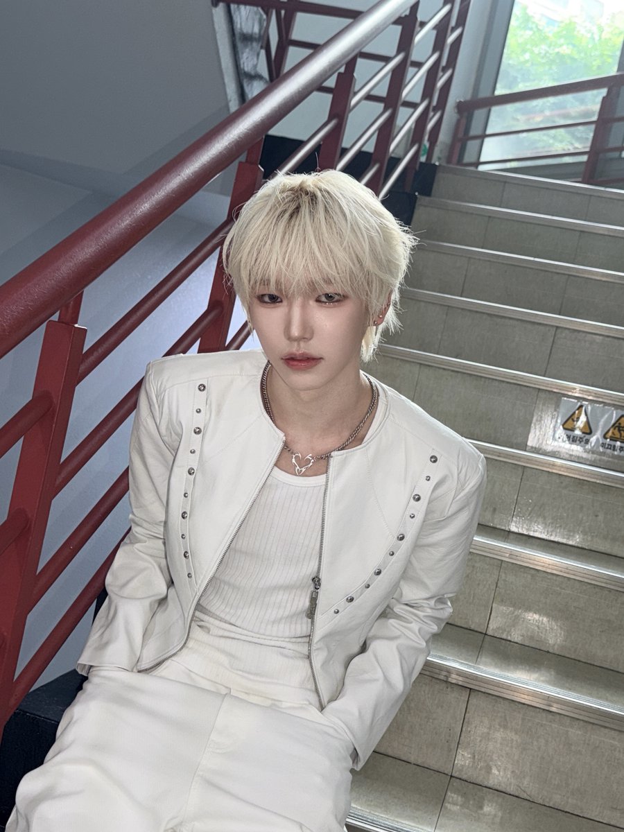 idntt_cosmo's tweet photo. 🤍🤍

#idntt #아이덴티티
#unevermet #이재영 #leejaeyoung https://t.co/VsmKYeHDhL