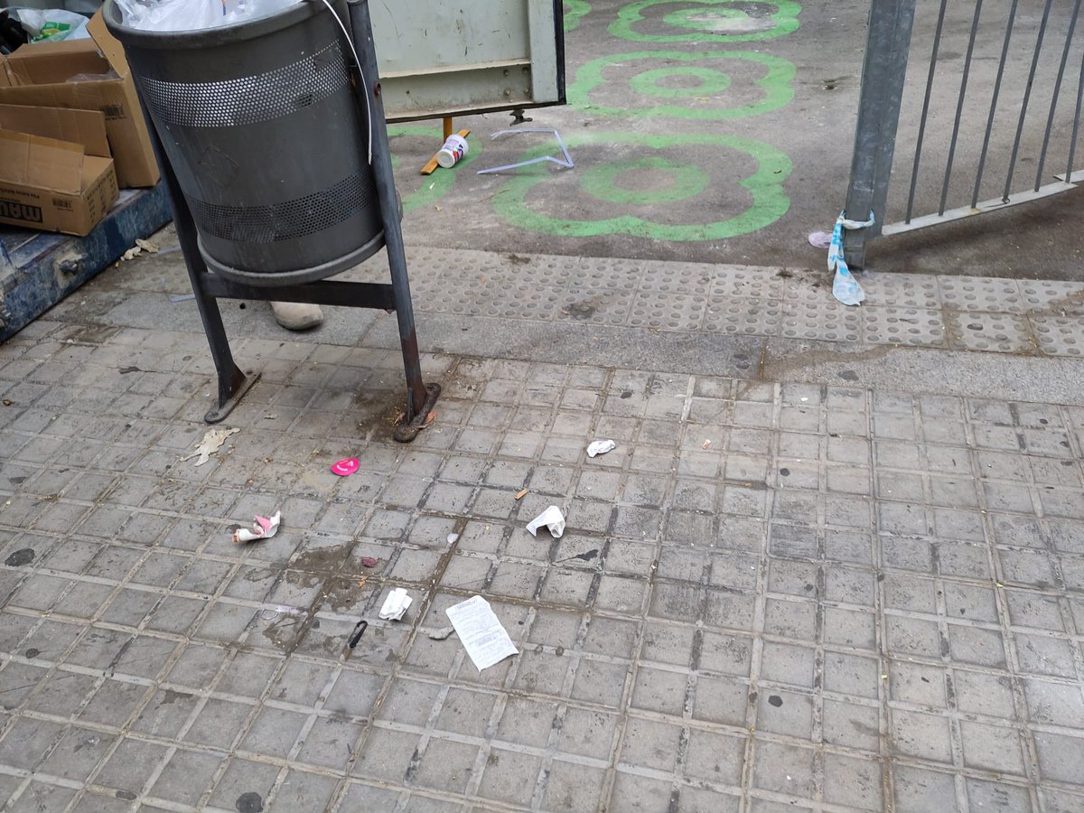 Vgasull's tweet photo. 📢 @bcn_ajuntament @pscbarcelona @PSC_HG @bcn_hg , els barris també mereixen una ciutat neta. La neteja no pot dependre de les queixes dels veïns. 👇🏽 https://t.co/29xjr4Y5lO