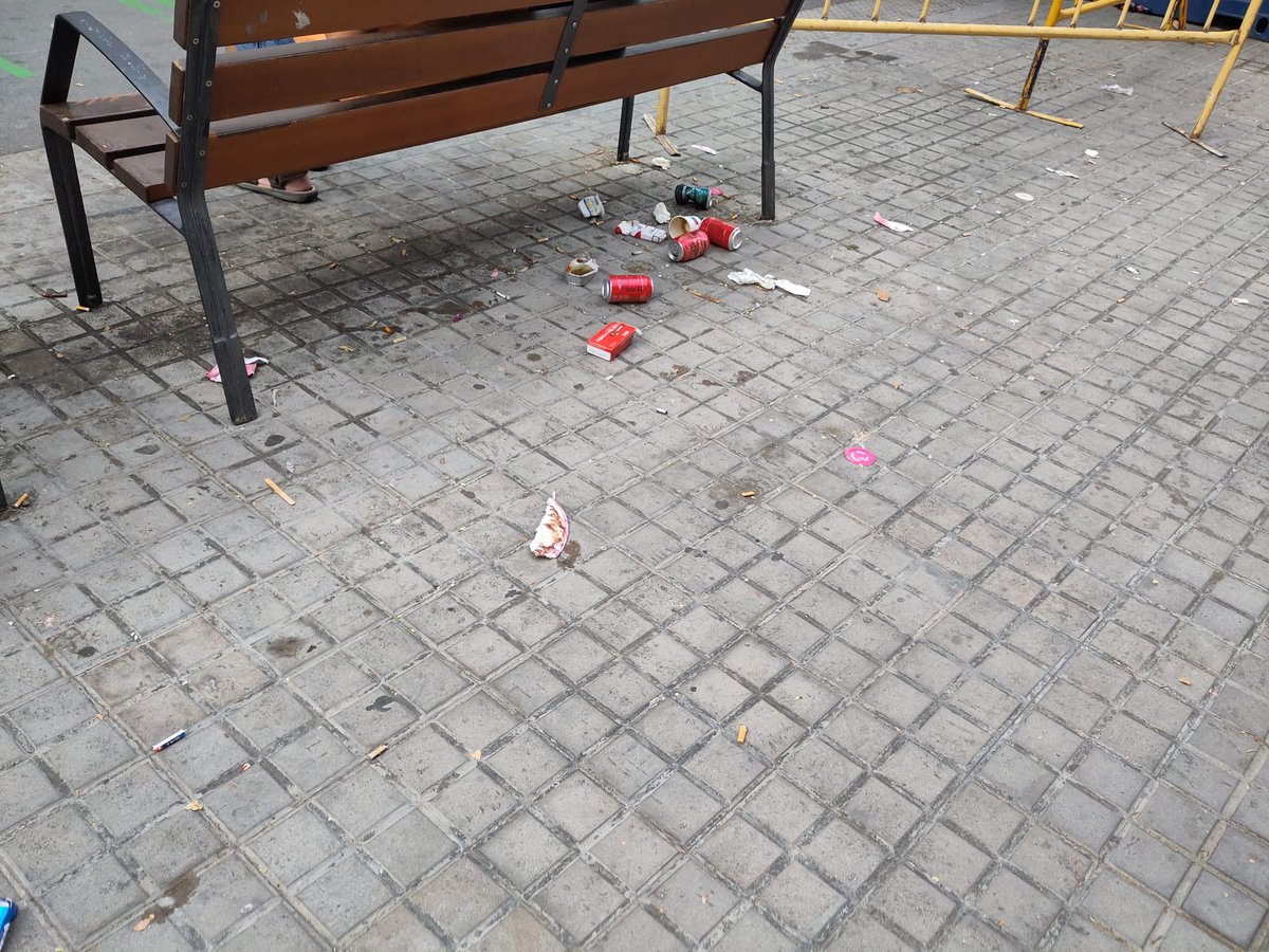 Vgasull's tweet photo. 📢 @bcn_ajuntament @pscbarcelona @PSC_HG @bcn_hg , els barris també mereixen una ciutat neta. La neteja no pot dependre de les queixes dels veïns. 👇🏽 https://t.co/29xjr4Y5lO