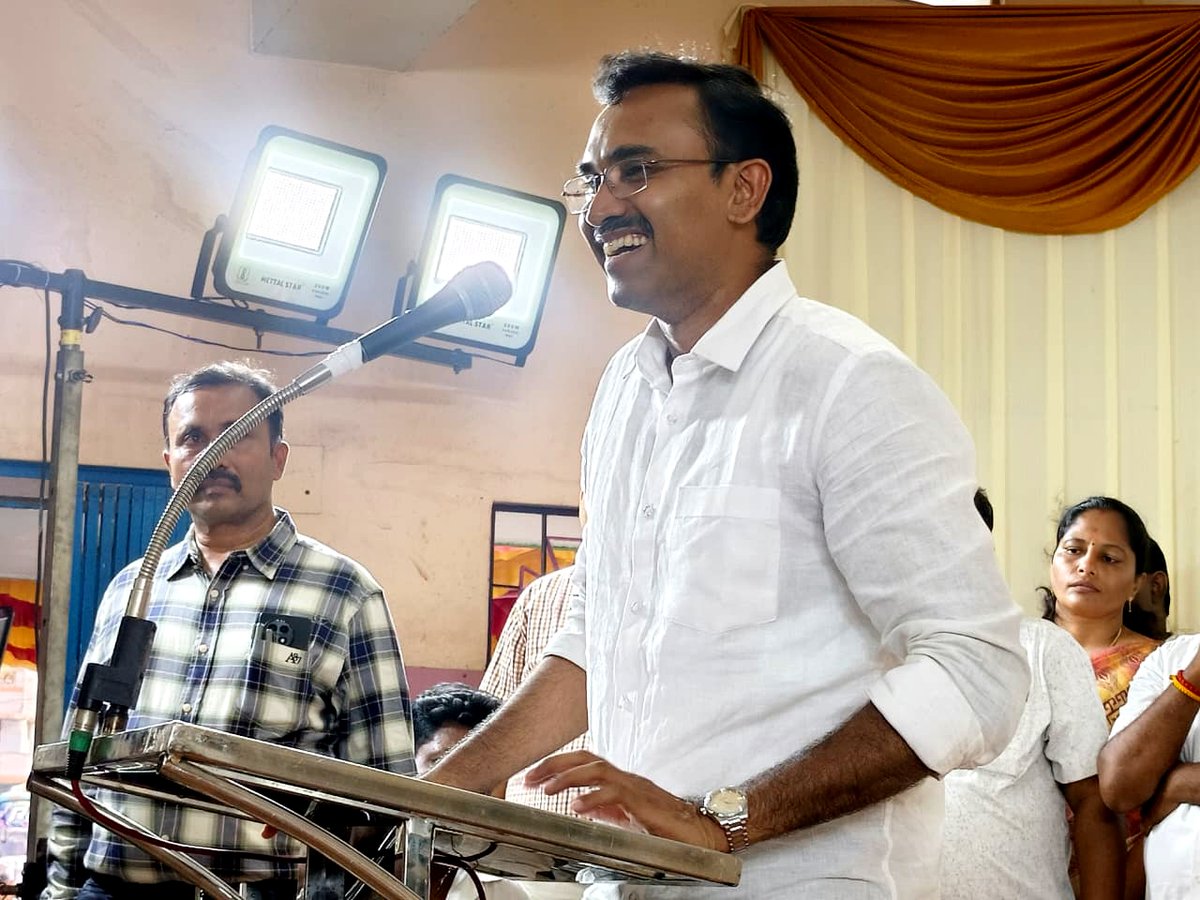 arunraajkg's tweet photo. மாண்புமிகு முதலமைச்சர் அவர்களின் அறிவுறுத்தலின் பேரில்...  நமது திருச்செங்கோடு சட்டமன்றத் தொகுதிக்கு உட்பட்ட மல்லசமுத்திரத்தில் நேற்றைய  தினம் அரசு நலத்திட்ட உதவிகள் வழங்கும் விழாவில் கலந்துகொண்டு மக்களுக்கு பலவகையான  நலத்திட்ட உதவிகளை வழங்கினோம்.
                                                                                                                                                                                                                                                          மாற்றுத் திறனாளிகள் நலத்துறை சார்பாக  சிறப்பு சக்கர நாற்காலிகள், காதொலி கருவி...  கூட்டுறவுத் துறை சார்பாக  33 பேருக்கு 30 லட்சம் ரூபாய், மதிப்பிலான மகளிர் சுய உதவிக் குழு கடனுதவி,  19 பேர்களுக்கு 22 லட்சத்து 60 ஆயிரம் ரூபாய் மதிப்பில்  பயிர்க் கடன்... வருவாய் துறை சார்பில்  22 பேர்களுக்கு இலவச வீட்டுமனைப் பட்டாக்கள்,  17  பேர்களுக்கு உட்பிரிவு பட்டா மாறுதல்... 97 பேர்களுக்கு புதிய  மின்னணு குடும்ப அட்டைகள்...      
                                                                                                                                                                                                                               தமிழ்நாடு மாநில ஊரக வாழ்வாதார இயக்கம் சார்பில்  340  பயனாளிகளுக்கு ஒரு கோடியே 75 லட்சத்து 50 ஆயிரம்  ரூபாய் மதிப்பில்  சுய உதவிக் குழு கடன் ஆகியவற்றை வழங்கி மகிழ்ந்தோம்!            
                                                                                                                                                                                                                                                              இந்த விழாவில் மொத்தம்  534 பயனாளிகளுக்கு 2 கோடியே 50 லட்சத்து 32 ஆயிரத்து 285 ரூபாய் மதிப்பில்  அரசு நலத்திட்ட உதவிகளை வழங்கி மகிழ்ந்தோம்.    
                                                                                                                                                                                                                                                      மாண்புமிகு முதலமைச்சர் அவர்களின் இந்த அரசு மக்களின் அன்பால் உருவானது என்பதையும், மக்கள் கொடுத்த அன்பை விட அதிக அன்பை மக்கள் மீது காட்டும் அரசாக  தொடர்ந்து செயல்படுவோம் என்பதையும்  இவ்விழாவில் குறிப்பிட்டோம். 
                                                                                                                                                                                     இந்த இனிய நிகழ்வில்   நாமக்கல் மாவட்ட ஆட்சித் தலைவர் திரு. லி. மதுபாலன் ஐ.ஏ.எஸ். அவர்கள்,  திருச்செங்கோடு வருவாய் கோட்டாட்சியர் திரு.  பி.எஸ். லெனின் அவர்கள் உள்ளிட்ட அதிகாரிகளும் அலுவலர்களும் கலந்துகொண்டனர்.
@CMOTamilnadu | @collectornmk | @HM_TamilNadu 

#GovernmentWelfare | #WomenEmpowerment |  #Mallasamudram | #ArunraajTVK