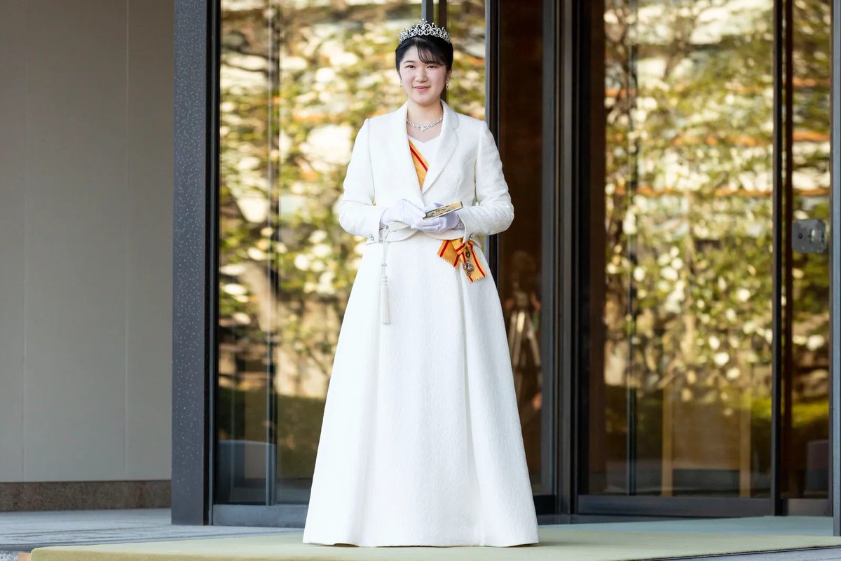 Tatlermagazine's tweet photo. Japan relaxes royal succession laws – but why can't the popular Princess Aiko inherit the 2,500-year-old throne?
https://t.co/DVOPwTlICs https://t.co/hqocqgaHJ7