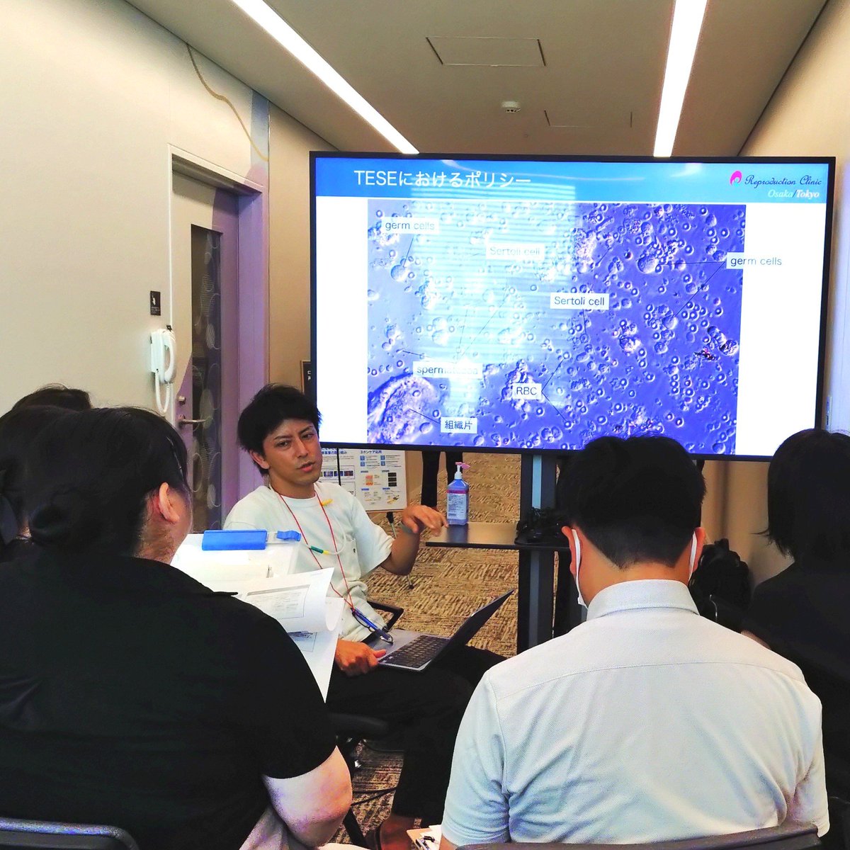 JSCE_PR's tweet photo. ／
Summer Workshop 2026✈️
参加者募集中！
＼

Summer Workshop 2026では、
実践的な技術を学べるハンズオンコースをご用意しています。

今回は、そのうちの一つ 「TESEコース」 をご紹介します！

講師は、世界でも有数の症例数を経験するリプロダクションクリニック大阪・東京の水田真平理事。

TESE組織の検体処理から、ICSIにおける精子検索のポイントまで、
実践的に学べるハンズオンコースです。

✅ これからTESEを導入・担当される方 
✅ 精子検索のコツを学びたい方 
✅ 手技を見直したい方

におすすめの内容となっています。

現在も各コースで参加者を募集しております。 
※ASFIコースは定員に達したため受付を終了いたしました。

皆様のご参加を心よりお待ちしております！

《開催概要》
📅 2026年8月21日（金） 
📍 藤田医科大学 羽田クリック

登録はこちらから
https://t.co/U68Hn2XuG3
📝申込みは、8/7(金)締切

✨ Summer Workshop 2026参加者特典 ✨
9月6日開催「生殖バイオロジー東京シンポジウム」の参加費が半額となります。

#胚培養士 
#エンブリオロジスト