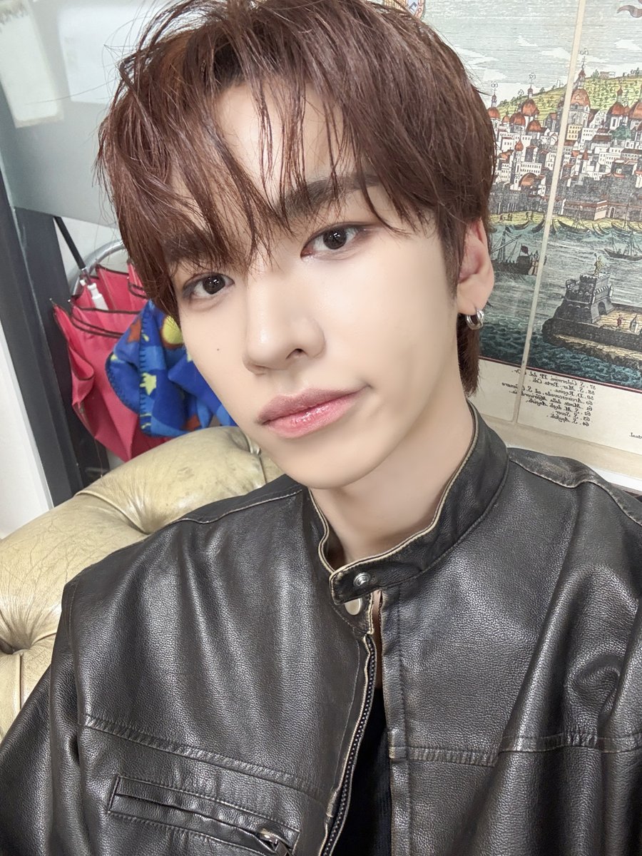 nSSign_official's tweet photo. [ #한준 ] 흠🤨

#nSSign #엔싸인 #エンサイン #HANJUN https://t.co/LFzIRVJLtL