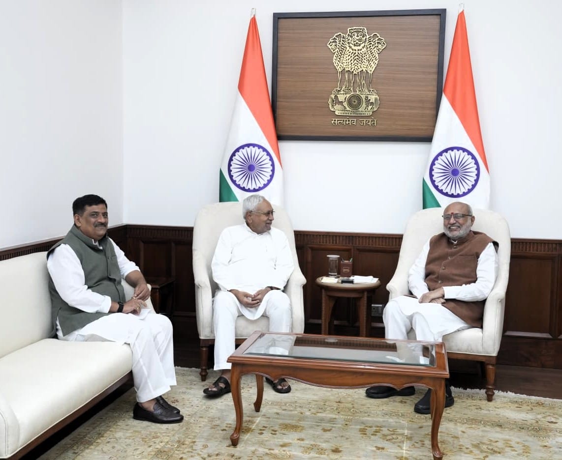 Jduonline's tweet photo. जनता दल (यू) के राष्ट्रीय अध्यक्ष, बिहार के माननीय पूर्व मुख्यमंत्री एवं राज्यसभा सदस्य आदरणीय श्री @NitishKumar जी आज राज्यसभा की कार्यवाही में सम्मिलित हुए।

इस दौरान उन्होंने माननीय उपराष्ट्रपति तथा राज्य सभा के माननीय सभापति श्री @CPR_VP जी से शिष्टाचार भेंट कर विभिन्न विषयों पर आत्मीय संवाद किया।

इस अवसर पर जनता दल (यू) के कार्यकारी राष्ट्रीय अध्यक्ष सह राज्यसभा सांसद श्री @SanjayJhaBihar जी भी उपस्थित रहे। 

#Rajyasabha #Bihar #NitishKumar #JDU #JanataDalUnited