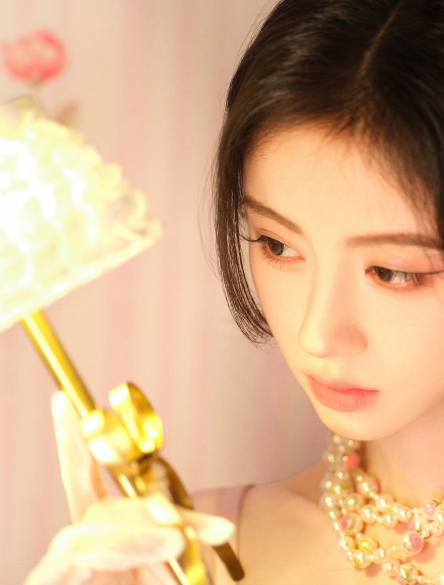 YoukuOfficial's tweet photo. #JuJingyi overflowing with sweetness~ 

#鞠婧祎 

#YOUKU #优酷 https://t.co/9MmmcWMEFd