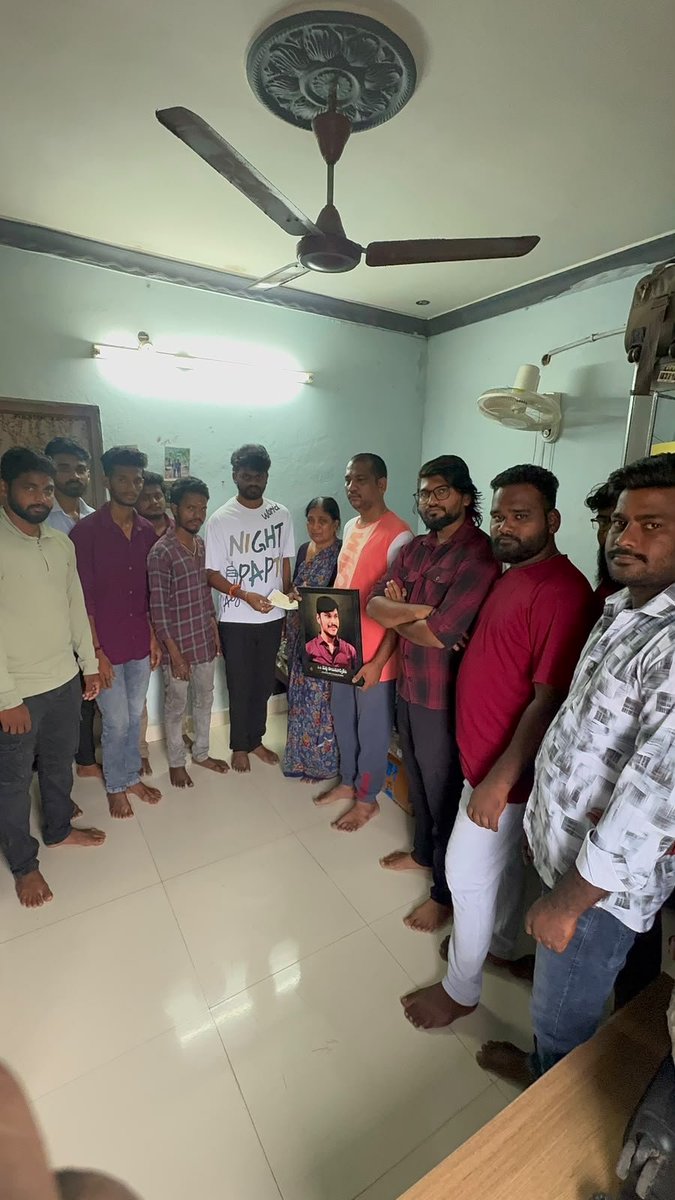 AAFAOnline's tweet photo. మాలో ఒకరూ  అయిన శ్రీ .మెట్ట సాయి సూర్య తేజ   హీరో అల్లు అర్జున్ గారి అభిమాని 06.06.2026 నా చనిపోవడం జరిగింది 
ఈ క్లిష్టమైన సమయంలో ఆ కుటంబానికి AAFA సంస్థ నుండి కొంత సహాయం చేయడం జరిగింది

జంగారెడ్డిగూడెం
పశ్చిమగోదావరి జిల్లా

ఆంధ్రప్రదేశ్ 
AAFA సంస్థ 
బద్దీ నాని . AAFA General secretary
జంగారెడ్డిగూడెం అల్లు అర్జున్ అభిమానులు

@AAFAOnline
