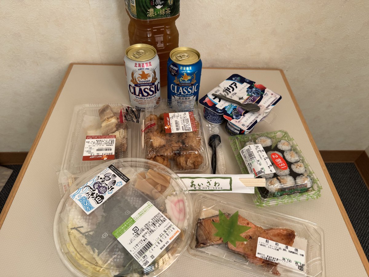 magurokai_06's tweet photo. 朝昼飯贅沢したし、地元有名スーパー アイザワに参戦したけど、やはり対策は甘かった。4時で棚空っぽ。鮭と納豆巻きとヨーグルトでは足らず、みんな大好きホットシェフです。

#鮪会
#北海道ツーリング https://t.co/rliQreXGv4