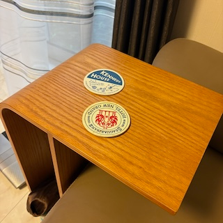 uto_midori's tweet photo. ソファに差し込むサイドテーブルを買った。
なかなか使い勝手がいい。
いままで子どもが使っていた電子ピアノの椅子にトレイを置いて使っていたけど、無粋だし、不安定だった。
高い買い物ではなかったけど、リビングの見栄えがちょっとよくなった。 https://t.co/7TpKFo74Bh