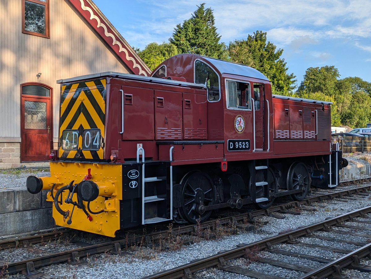 SteelCityDog_'s tweet photo. A bit of shade at Wirksworth before a day of harsh sun and nothing but screaming Paxman Venturas...
#Class14 D9523, from the @WensleydaleRail, is snapped at Wirksworth prior to the first train of the 14s @ 60 gala back in 2024. #TeddiesOnTuesday https://t.co/akiE6ZmlM6