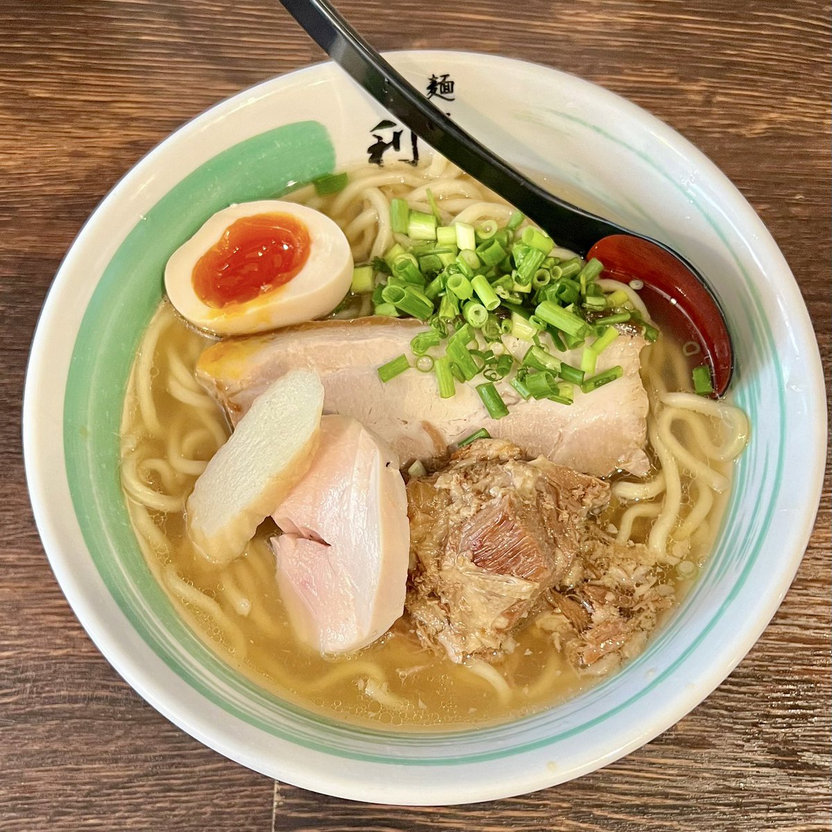 yu12130's tweet photo. 麺屋 利八/京急川崎

らぁめんいのうえと
麺屋利八のコラボ限定メニュー

沖縄そば(並)

ご馳走様でした🌺🌴🐠 https://t.co/CXWZYeh2Ul