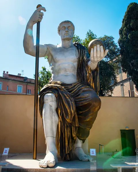 Turismoromaweb's tweet photo. ✨ Nel giardino di Villa Caffarelli ti aspetta una presenza straordinaria: la ricostruzione in scala reale del Colosso di Costantino.
👉 https://t.co/86cP7Tjcoc

📸 IG francescasonio
@museiincomune #VisitRome https://t.co/2PbKrLHAGw