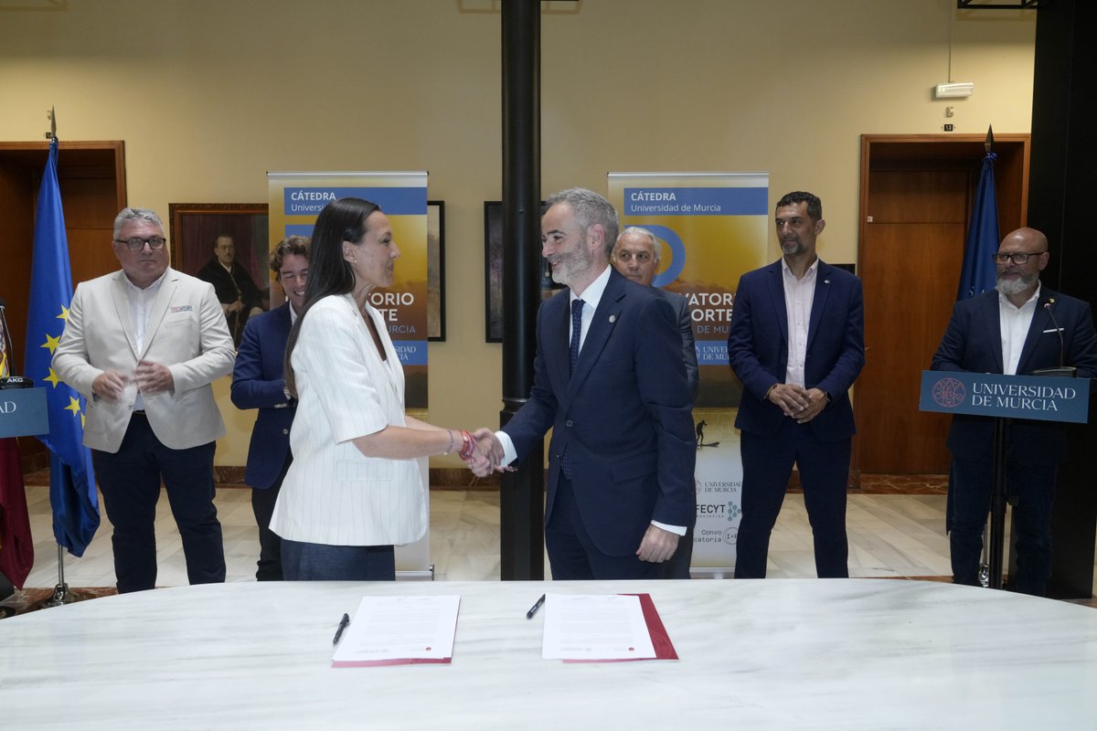 UMU's tweet photo. Reforzamos la colaboración con la @regiondemurcia  para impulsar el @ObsDeporteRM 

Renovamos el convenio que garantiza la continuidad de la Cátedra del Observatorio del Deporte como herramienta de investigación, formación y transferencia de conocimiento

https://t.co/8X1DkKWcuH https://t.co/mpjdx9IKLa