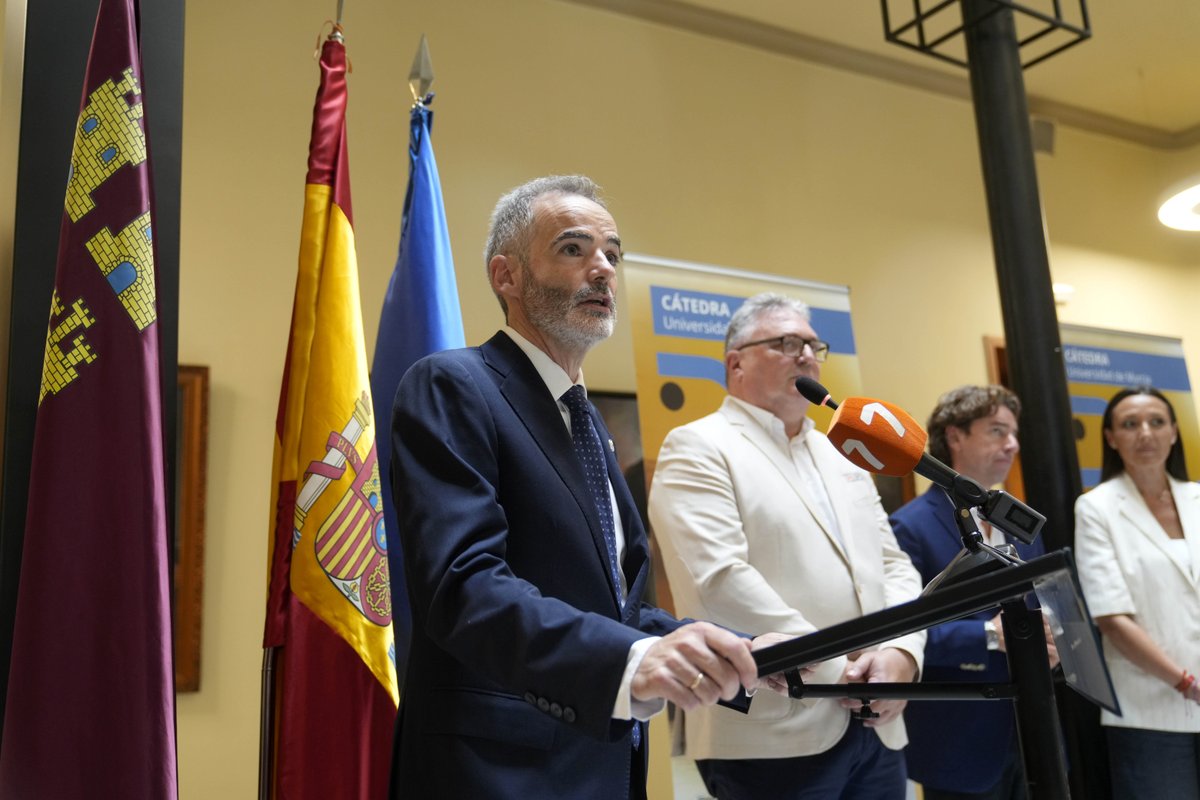 UMU's tweet photo. Reforzamos la colaboración con la @regiondemurcia  para impulsar el @ObsDeporteRM 

Renovamos el convenio que garantiza la continuidad de la Cátedra del Observatorio del Deporte como herramienta de investigación, formación y transferencia de conocimiento

https://t.co/8X1DkKWcuH https://t.co/mpjdx9IKLa