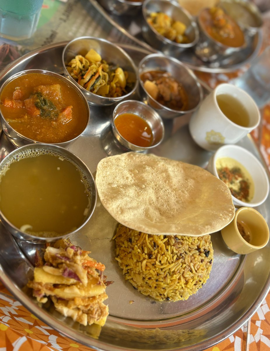 yukkurikka_64's tweet photo. ネパールカレーのお店でランチしてきた！

ライスは45穀米で、カレー以外の料理も薬膳効いてて超健康的でした。

苦過ぎるお茶と豆のスープはおかわりもできるみたい。

店員さんが食べ方の説明してくれて助かった！

ヨーグルトとかなんだか分かってなかった。

また行きます！ https://t.co/94NcYTbXhm