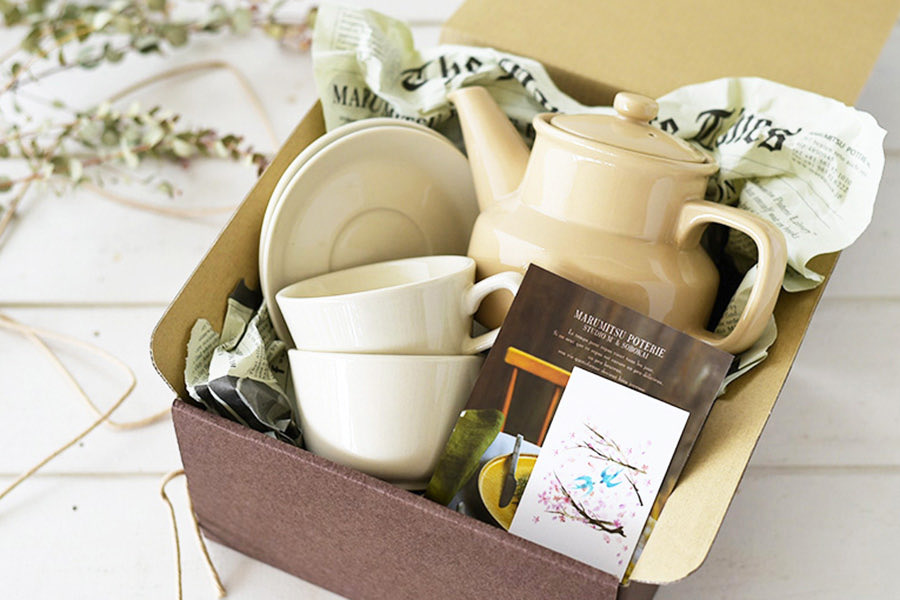 maru_poterie's tweet photo. 贈り物って、ちゃんと使ってもらえるか少し気になります。
器を贈る時も同じです。
でも、その器にどんな料理が盛られ、
どんなふうに使われていくかは、
贈られた人に委ねればいい。
器との付き合い方を見つけるのは、贈られた人の楽しみ。
その景色を想像するのは、贈る人の楽しみなのです。 https://t.co/BX7bQF3TFo
