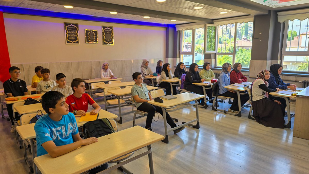yahyali_mem's tweet photo. İlçe Millî Eğitim Müdürümüz Sayın Yavuz POSTALLI, Yahyagazi Anadolu Lisemizde üniversiteye hazırlanan 12. sınıf gençlerimizle ve Hacı Hasan Efendi İmam Hatip Ortaokulumuzda liseye giriş sınavına hazırlanan 8. sınıf öğrencilerimizle Yaz Destekleme ve Yetiştirme Kurslarında bir araya geldi.

Ziyarette Müdürümüz; bu yoğun maratonda emek veren tüm öğrencilerimize ve onlara rehberlik eden kıymetli öğretmenlerimize kolaylıklar ve başarılar diledi.

@tcyahyali
@kayserimem
@kayserivaliligi
@tcmeb