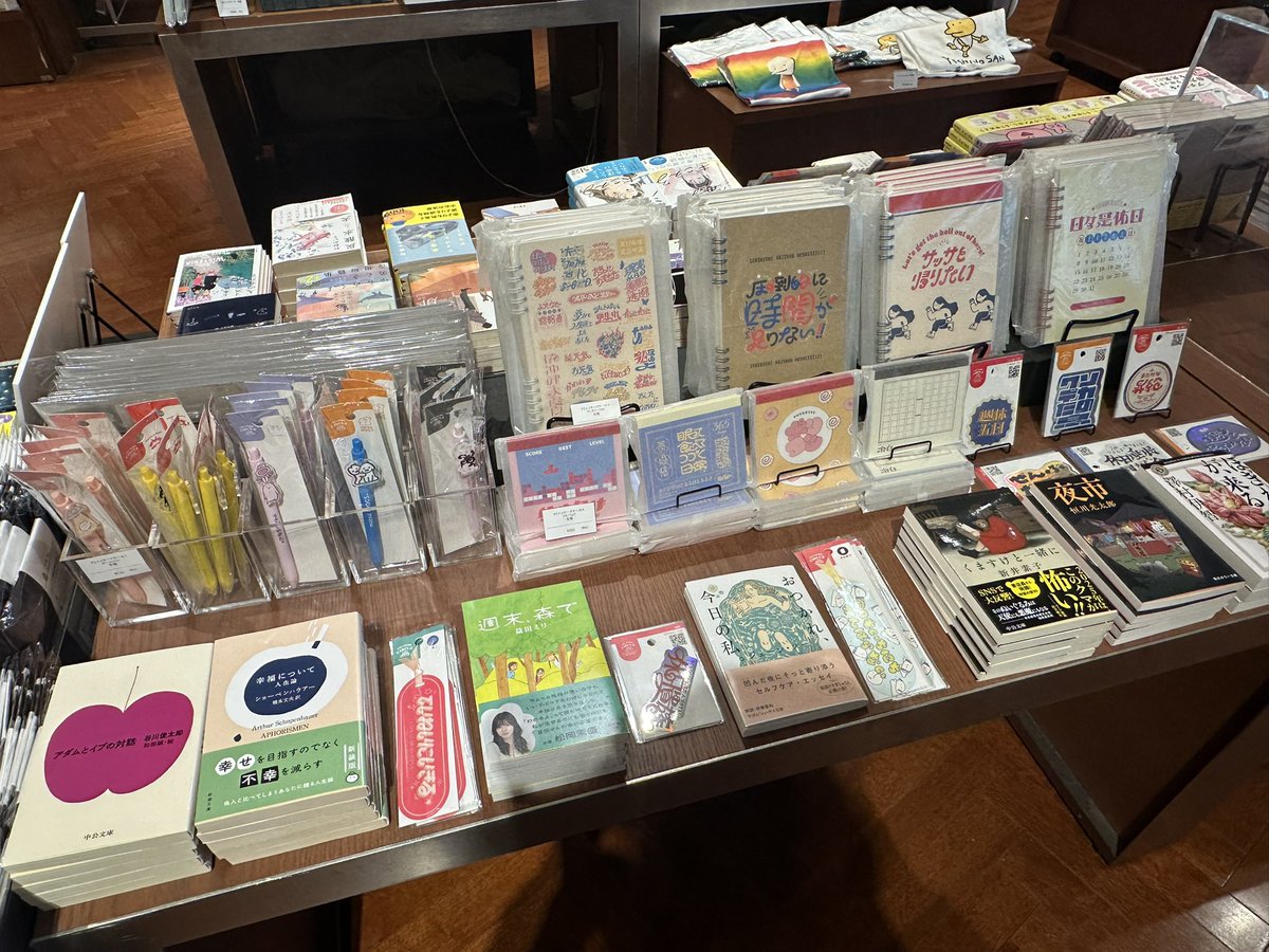 TSUTAYAMeRISE's tweet photo. 文庫と、夏じかん。
― BUNKO BOOK & GOODS MARKET ―
本日よりスタートしております🌻📖🍉
本と雑貨で、素敵な夏じかんを過ごしませんか?
皆様のご来店をお待ちしております😊
#TSUTAYABOOKSTORE梅田MeRISE #文庫 #夏 #aso #フロンティア #雑貨 https://t.co/ozU9q2HGtH