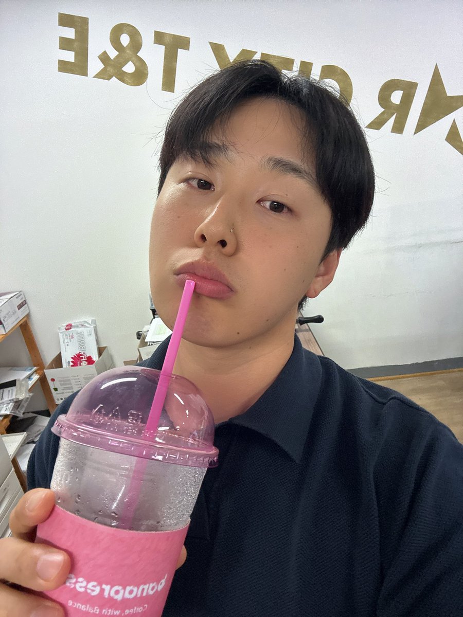 woosikcodev's tweet photo. 今日はちょっとは落ち着いた感じで着て見ました
皆は今日は何をしながら過ごしているんですか？
僕は朝から会議もやったし、他のアーティストさんのビジュアルdirectingもやらせていだだきました。何か自分からできることがあれば頑張りたいです！ずっと韓国は雨だからなんか寂しい気持ちですね😭😭 https://t.co/WMTwn4J4YY