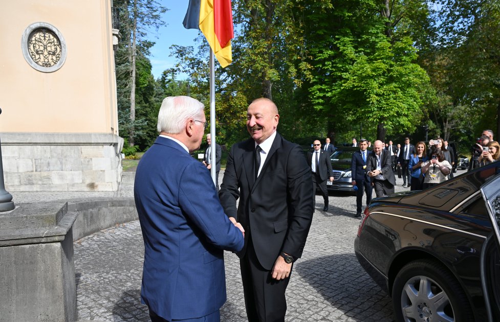 globalbrief_now's tweet photo. 🇦🇿🇩🇪President of the Republic of Azerbaijan Ilham Aliyev arrived at the Villa Borsig residence in Berlin for a meeting with President of the Federal Republic of Germany Frank-Walter Steinmeier.

President Steinmeier welcomed President Aliyev upon his arrival, after which the Azerbaijani leader signed the residence's commemorative book. The two presidents are currently holding a one-on-one meeting.