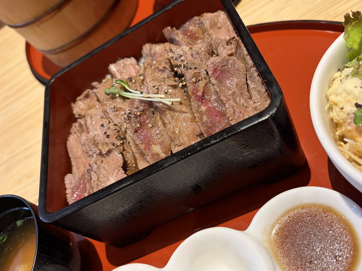 819M1's tweet photo. 最近の美味しかったものとか楽しかったこと〜！
写真4枚までなの悔しんす。
HANAのライブ行ったり、ディズニーいったり、ハリポタの劇見たり浅草行ってステーキ重と抹茶ティラミス食べたりとても幸せな一週間を母と過ごしたよ〜！！ https://t.co/RtRWNGQP92