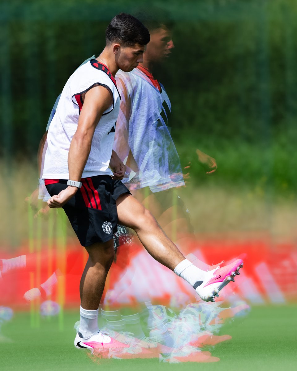 ManUtd's tweet photo. In motion ➡️⚽️ https://t.co/TT5RaNfmyx