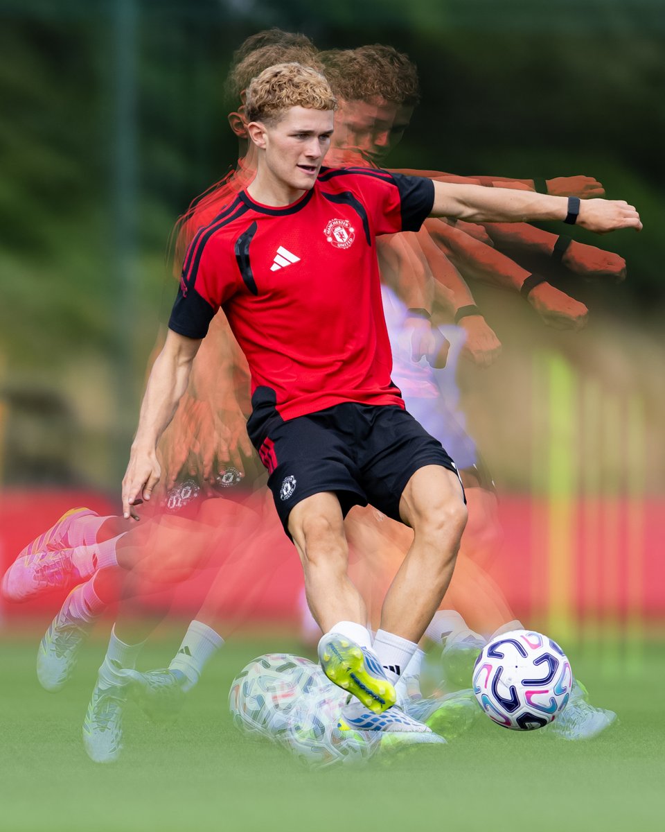 ManUtd's tweet photo. In motion ➡️⚽️ https://t.co/TT5RaNfmyx